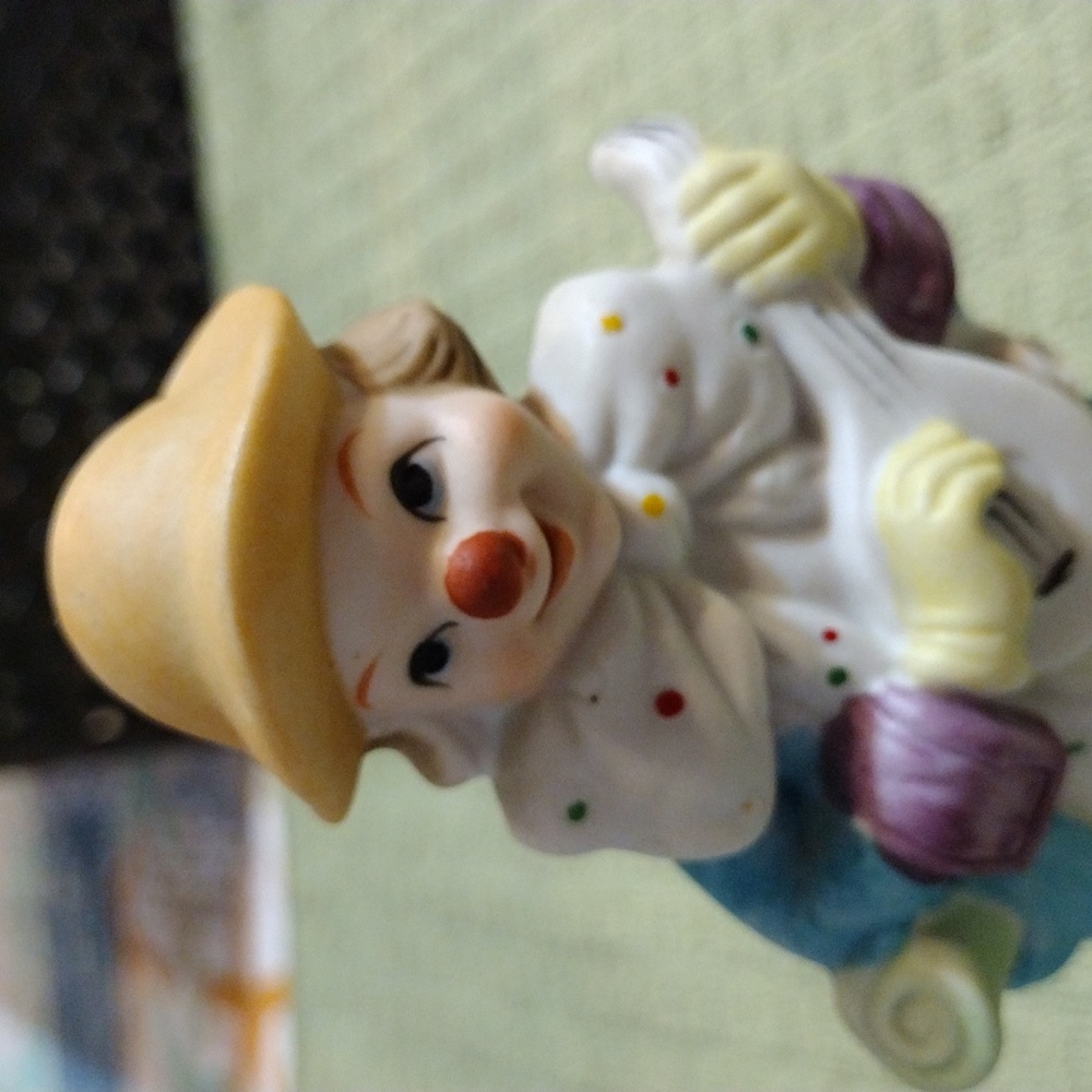 Vintage Ucgc, Circus clown with guitar porcelain figurine. - Picture 2 of 5